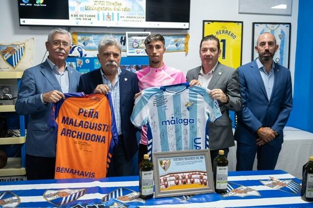 El centrocampista del Málaga David Larrubia con dirigentes del Málaga y de la Peña de Archidona