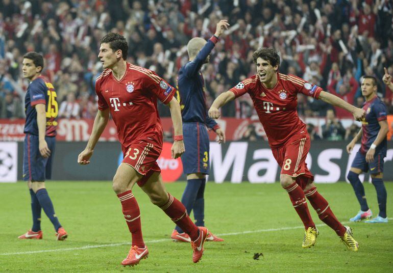 Mario Gómez y Javi Martínez celebran un gol al Barcelona en 2013