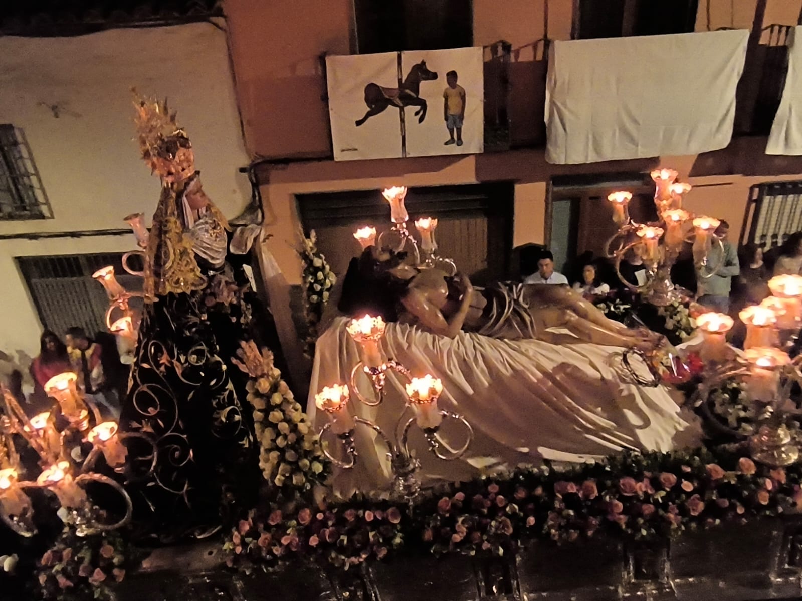 Paso del Santo Entierro, con la Virgen de los Dolores y Soledad en su subida por la calle General Noriega