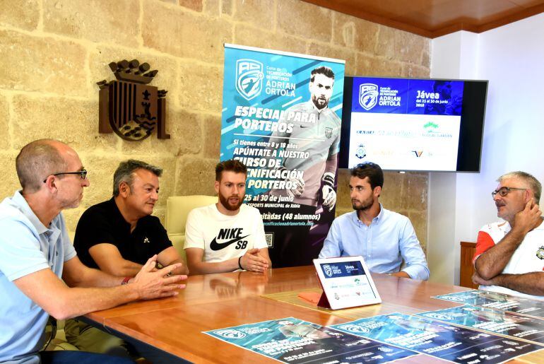 Presentación del I Curso de Tecnificación de Porteros de la Marina Alta, dirigido por Adrián Ortolà.