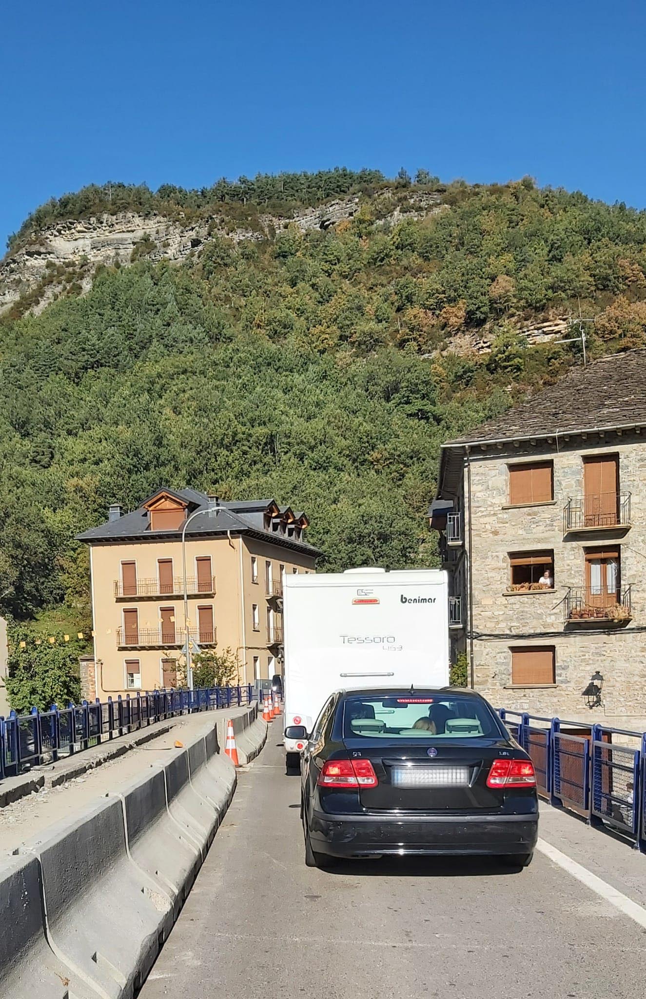 Tráfico en el puente de Broto en estos días de la festividad del Pilar