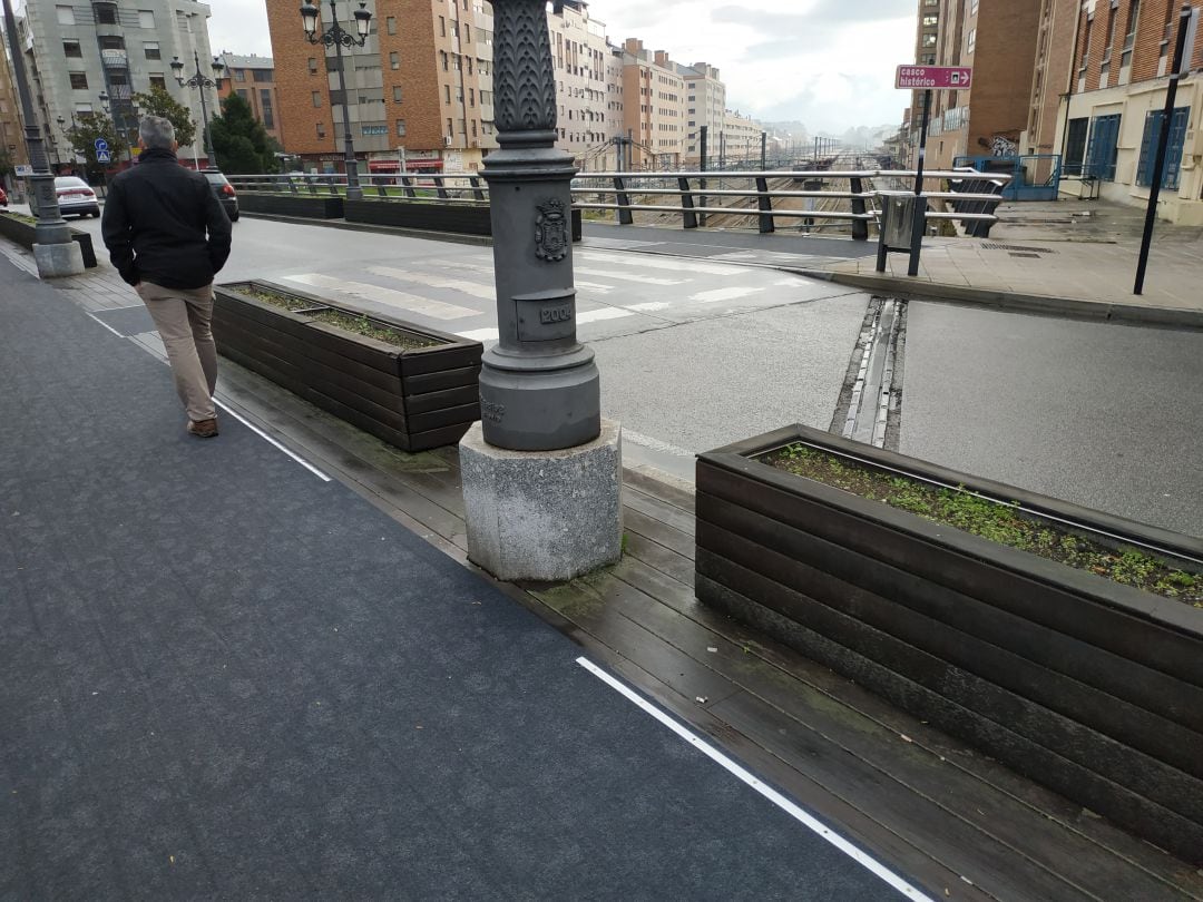 Las tablas del puente, cubiertas de moqueta