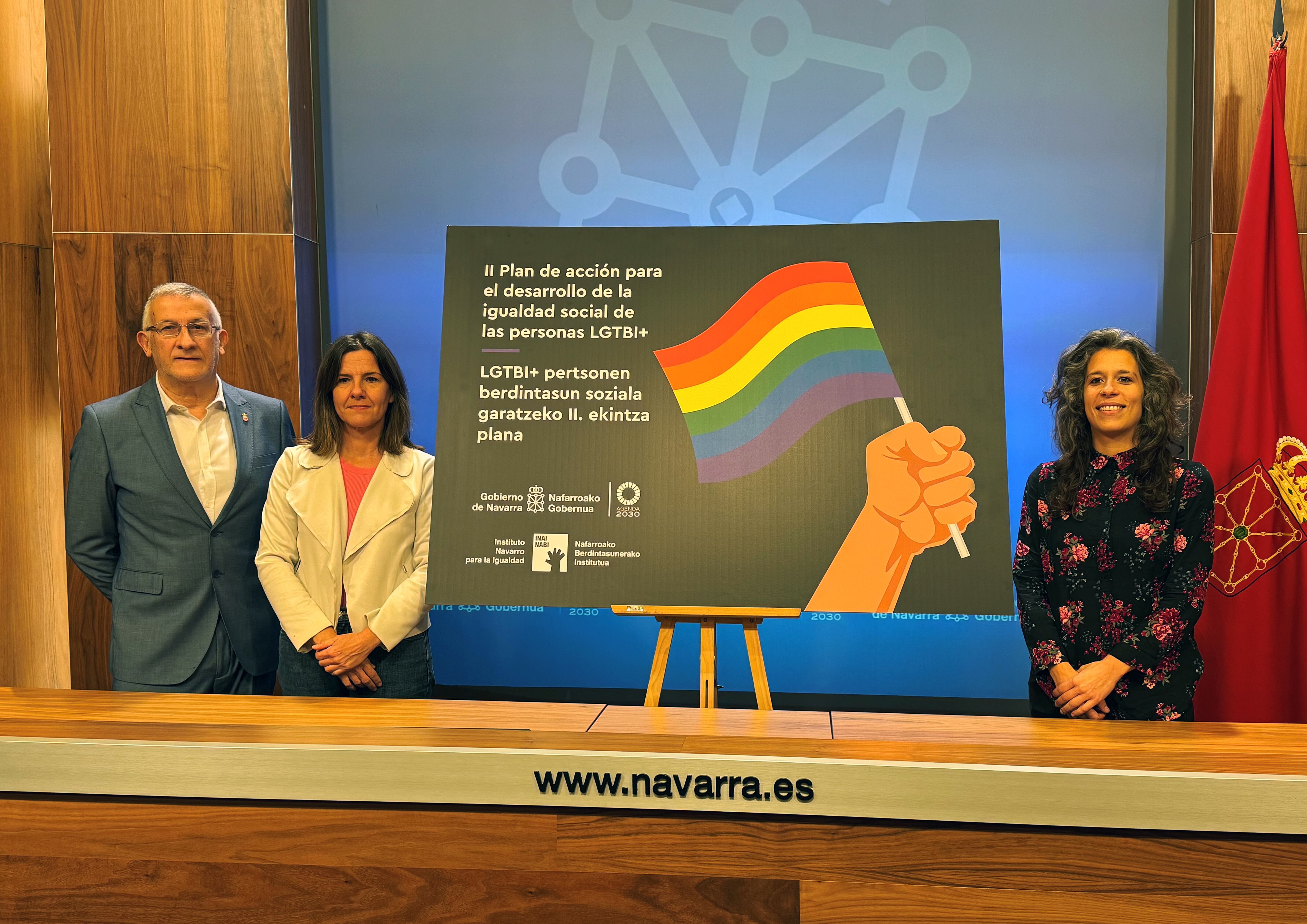 El vicepresidente Félix Taberna, Patricia Abad y Luna Martinicorena, en la presentación del II Plan de Acción para la Igualdad Social de las Personas LGTBI+ en Navarra.