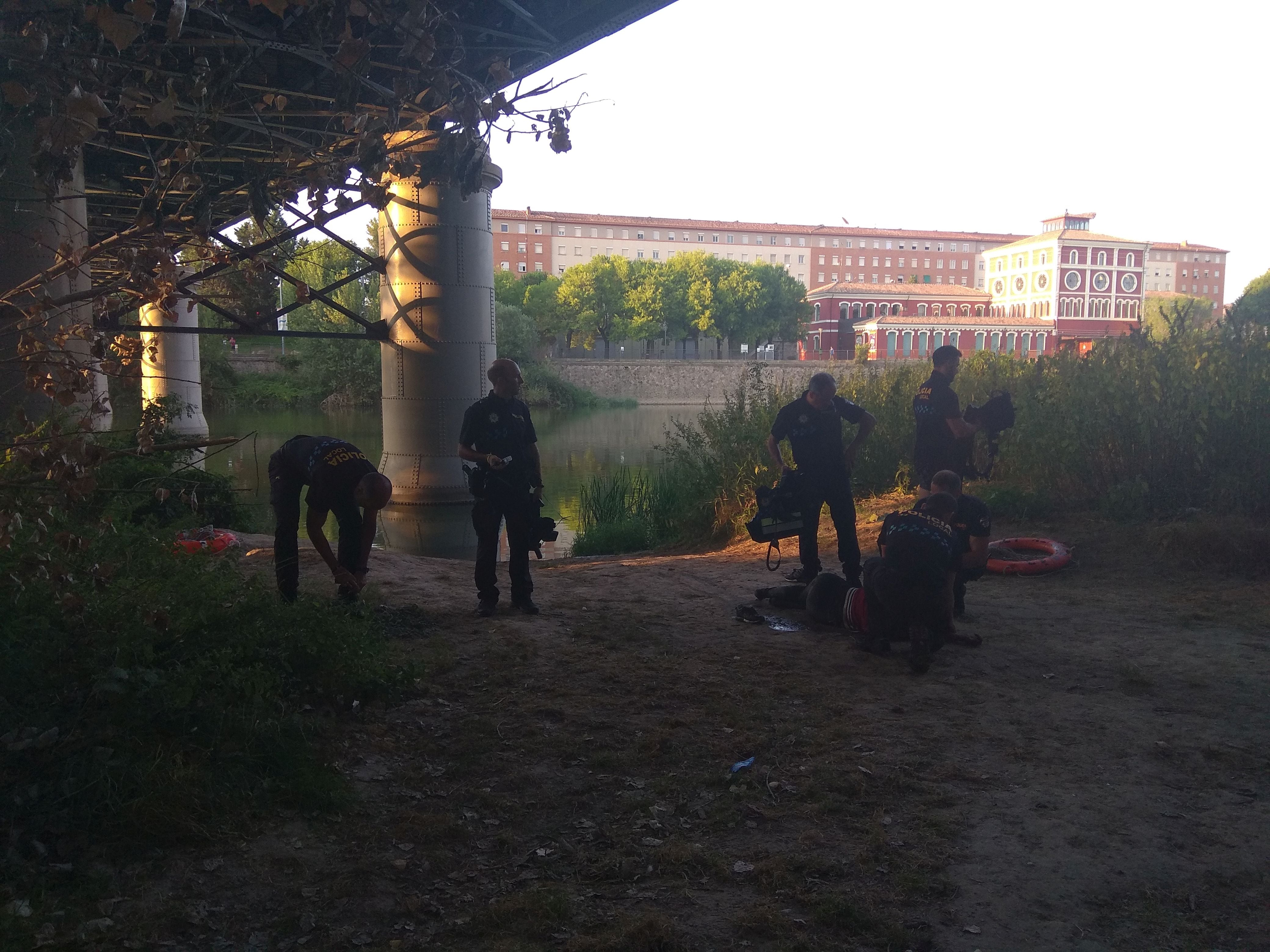 La Policía Local de Logroño rescata a una mujer que se ahogaba en el río Ebro