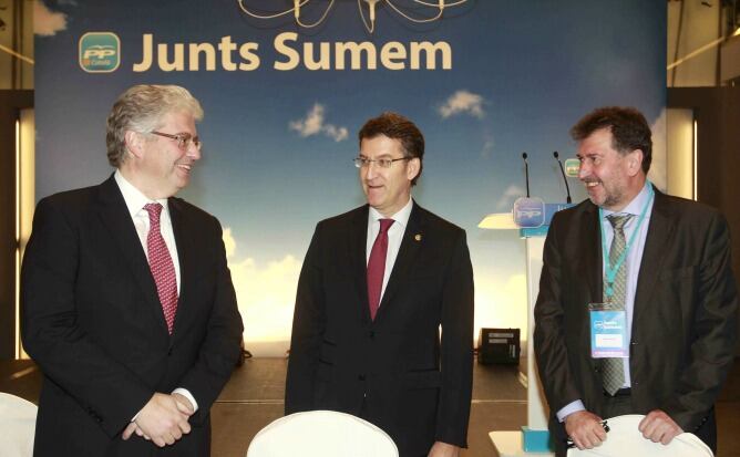 El presidente de la Xunta de Galicia, Alberto Nuñez Feijoo, junto al diputado popular Jordi Cornet y el empresario Amancio Lopez