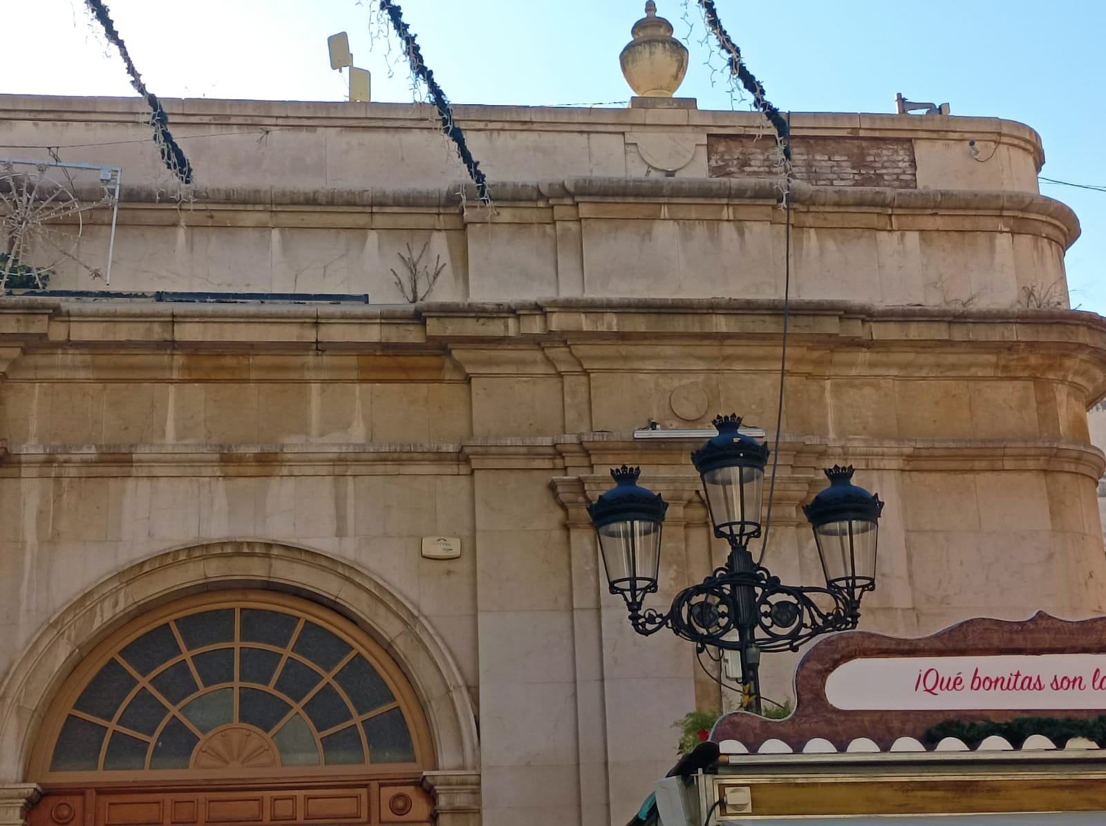 La fachada del mercado central de Castellón tras el derrumbe