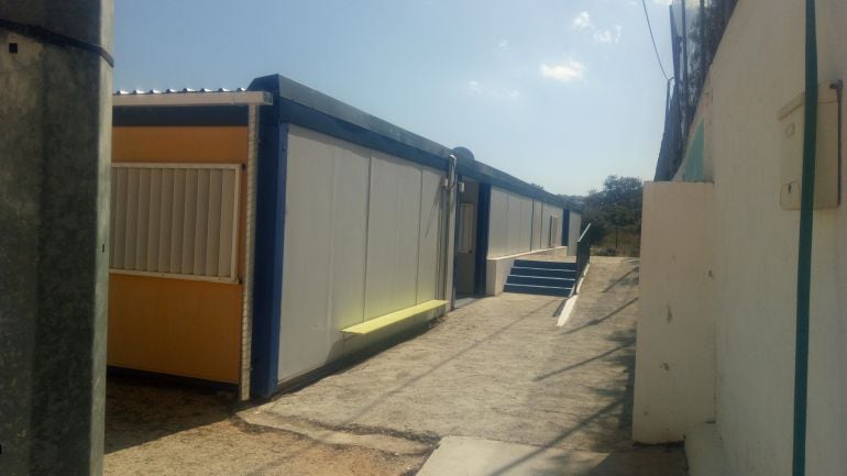 Barracones que hacen las veces de colegio en La Xara.