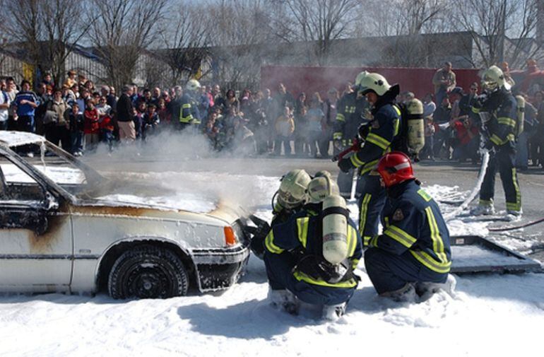 Bomberos durante una demostración