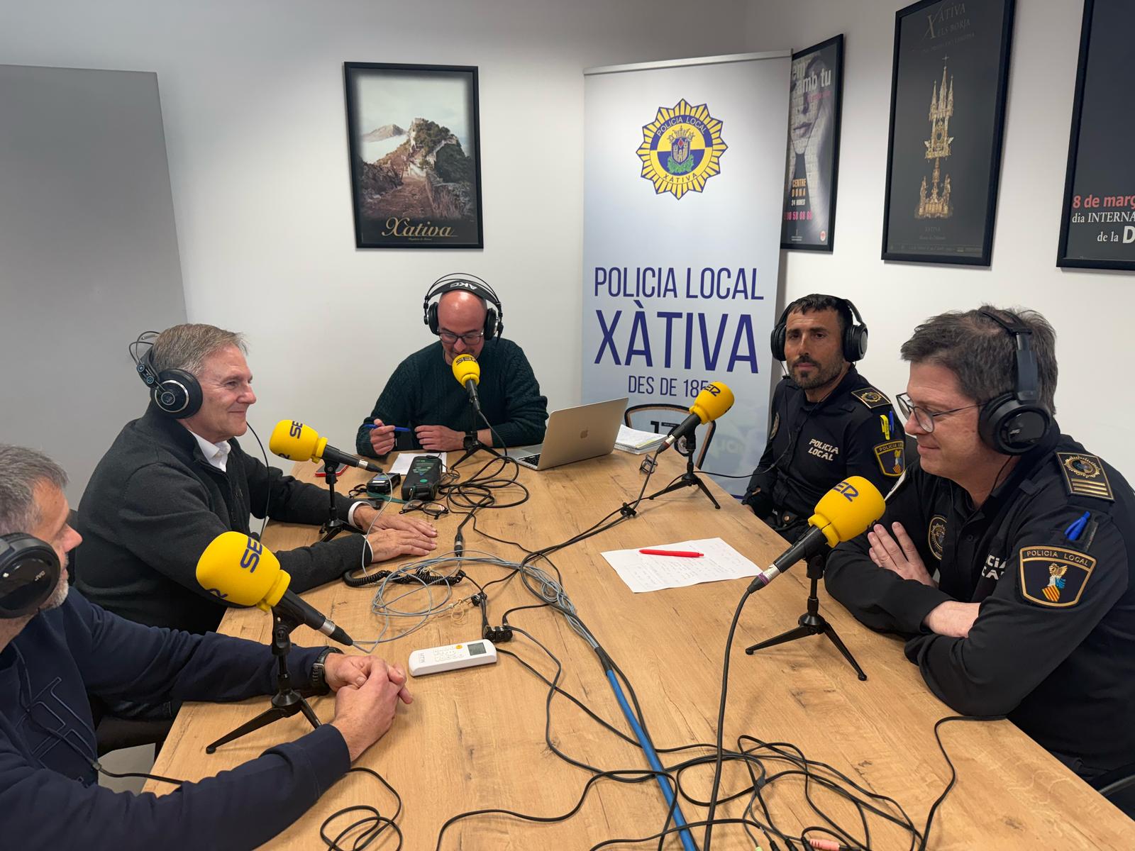 Mesa redonda de policías locales. Fuente: Radio Xàtiva Cadena SER