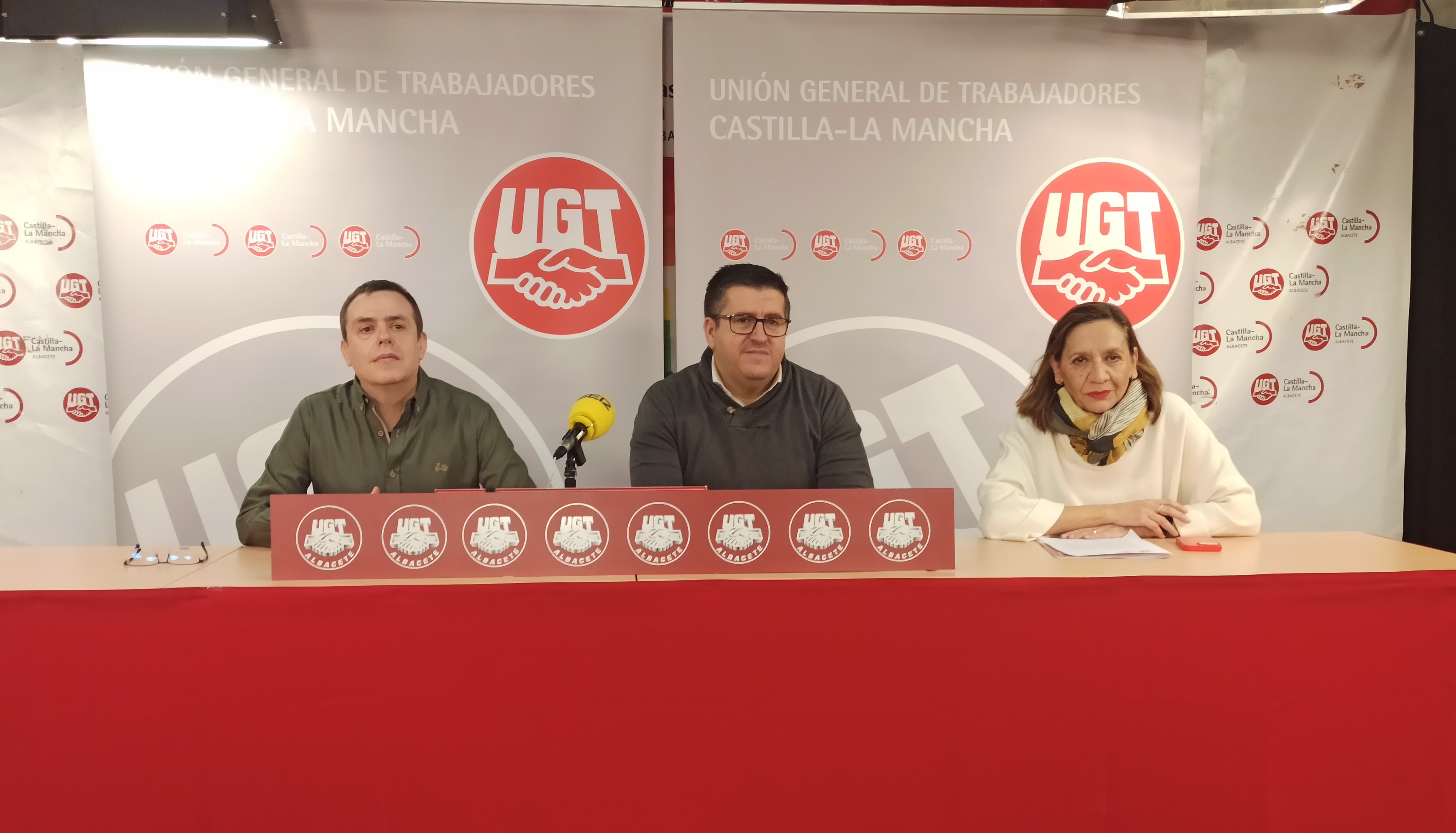 Antonio Marín, responsable de AGE de UGT en Albacete, Francisco Javier González, secretario general de UGT Albacete, y María José Tomás, secretaria general de la FeSP UGT Albacete | Imagen: Pedro Miguel González