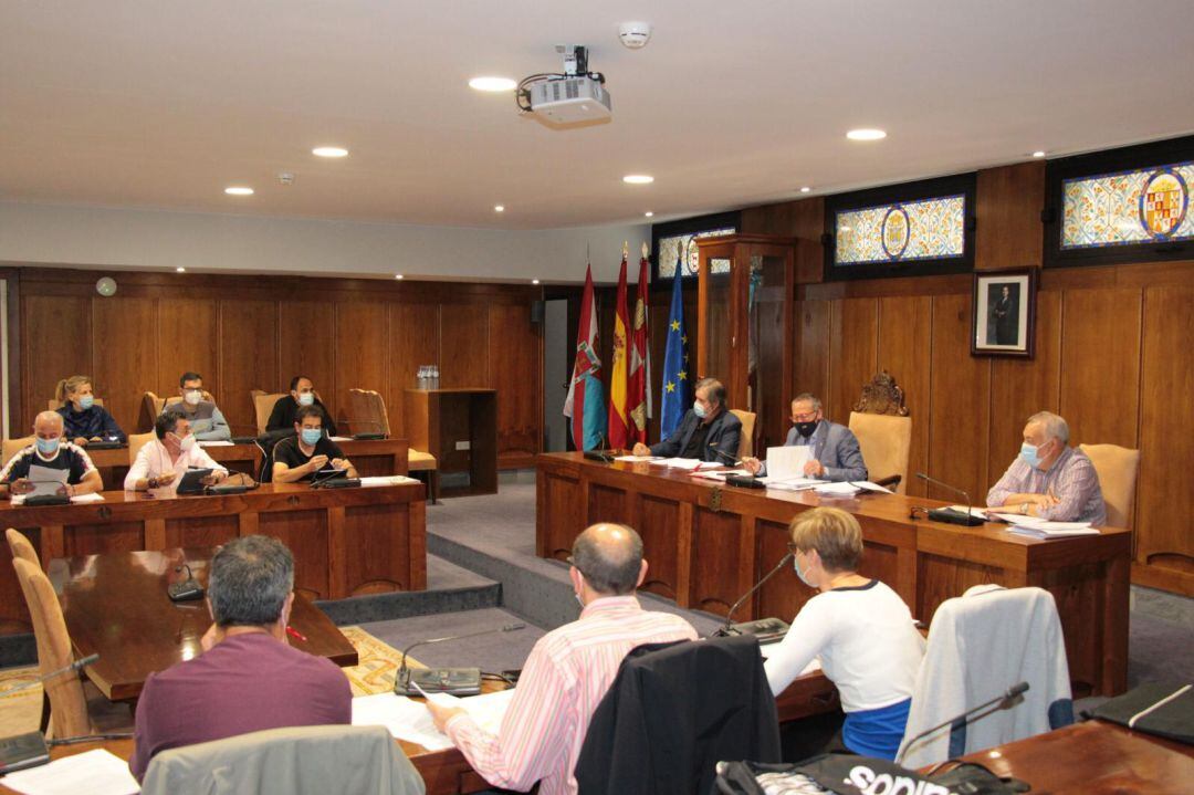 Reunión en el salón de plenos del ayuntamiento de Ponferrada 