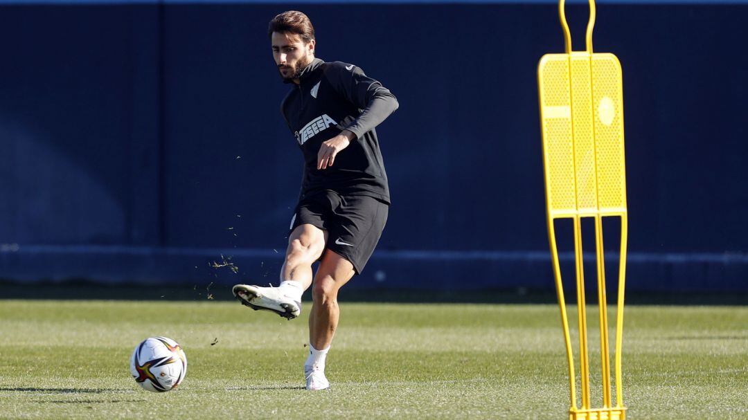 Luis Muñoz golpea el balón en el entrenamiento del viernes