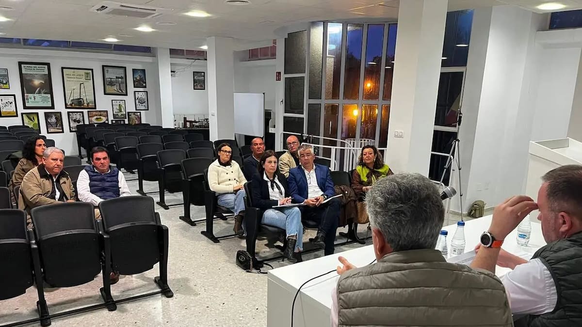 La Plataforma Ciudadana por la A 306 lleva al Parlamento andaluz 18.000 firmas para exigir la autovía