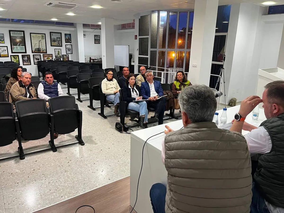 La Plataforma Ciudadana por la A 306 lleva al Parlamento andaluz 18.000 firmas para exigir la autovía