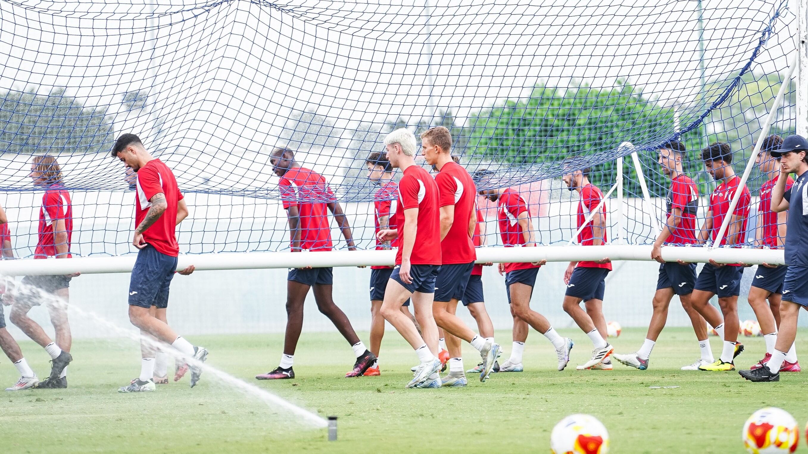 Antonio Toral junto a Alberto González y todo el equipo del Real Murcia durante un entrenamiento.
