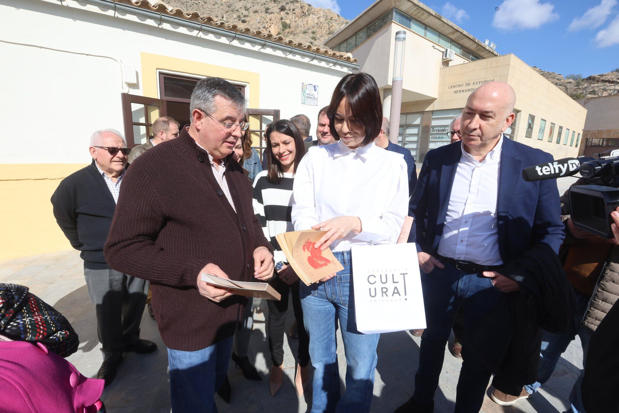 Diana Morant en su visita a la Fundación Miguel Hernández en Orihuela