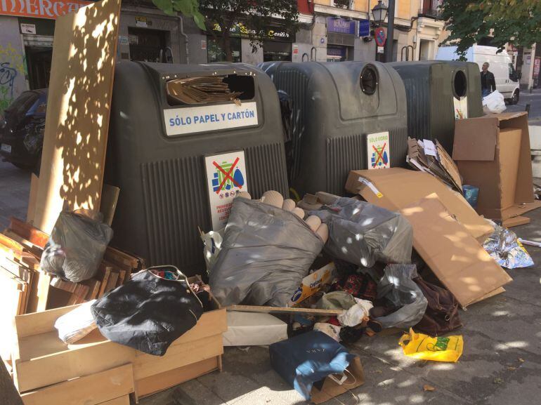 Estado que presentaban los contenedores de la calle Valverde la semana pasada