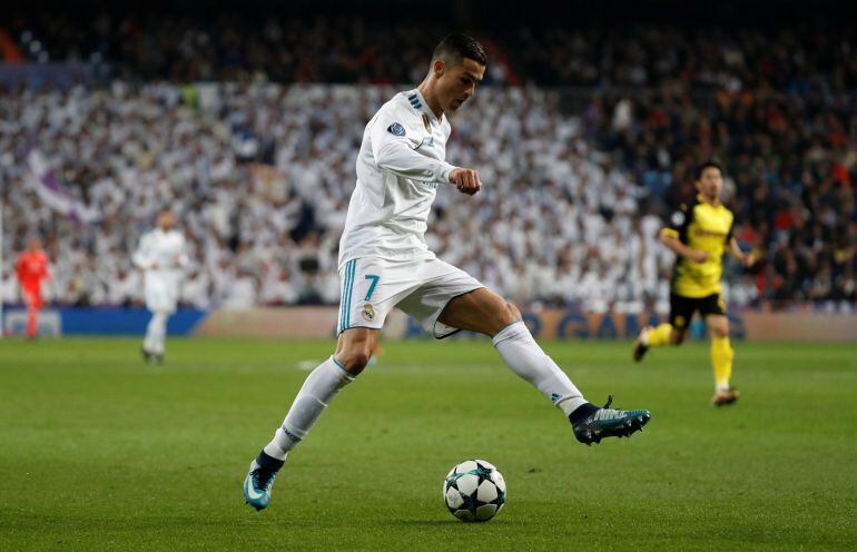 Cristiano Ronaldo guía el balón ante el Borussia