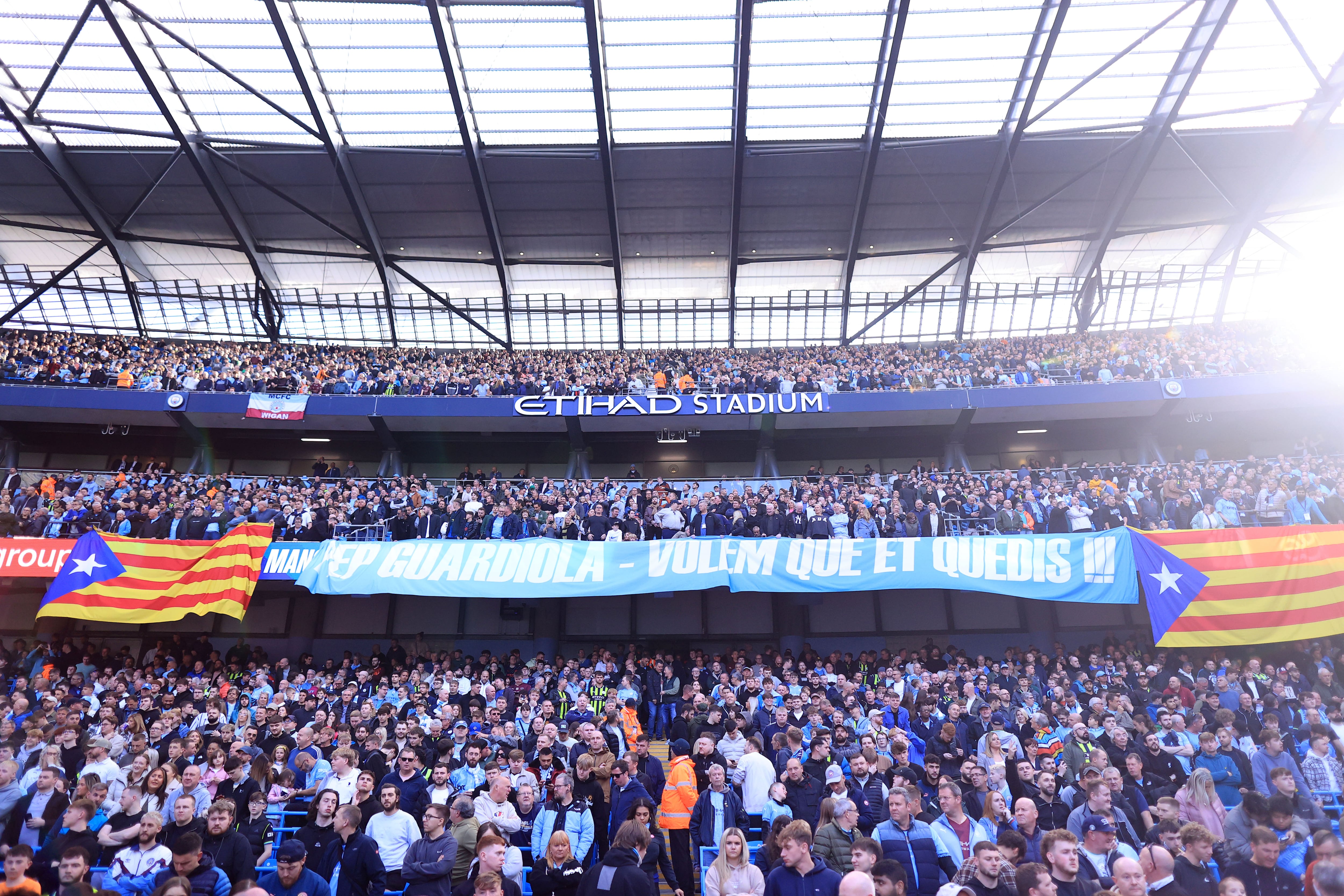 Pancarta de los aficionados del Manchester City pidiendo la continuidad de Guardiola