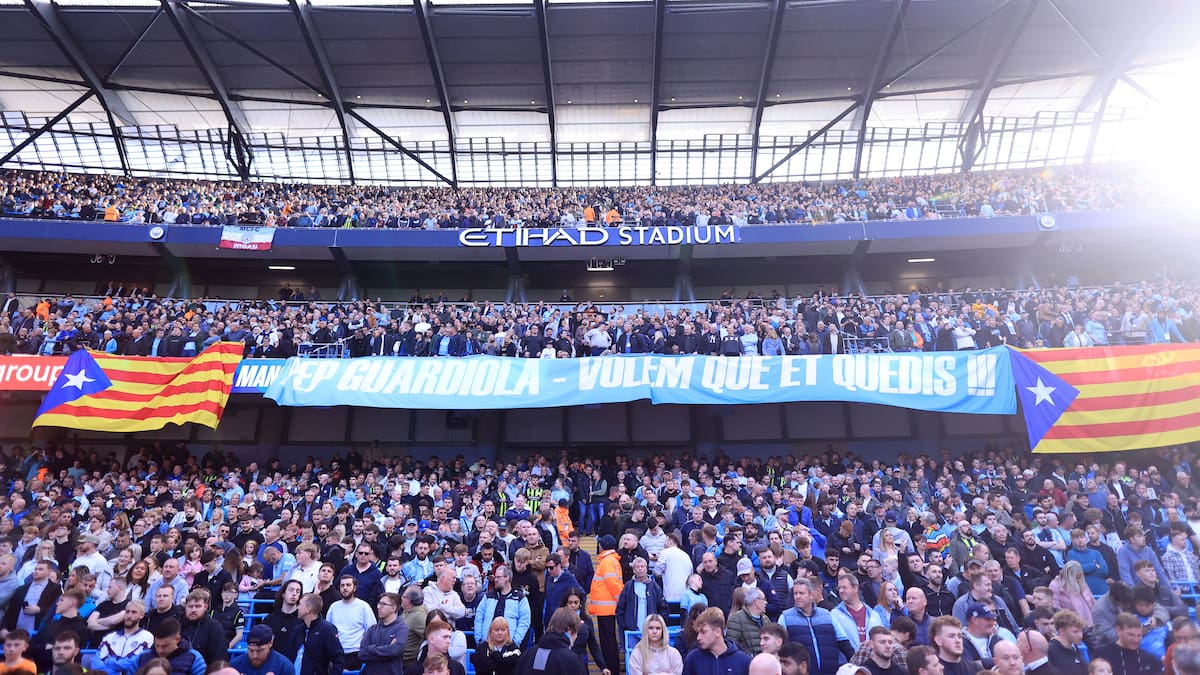 En catalán y con dos esteladas: la afición del Manchester City sorprende y pide la continuidad de Pep Guardiola