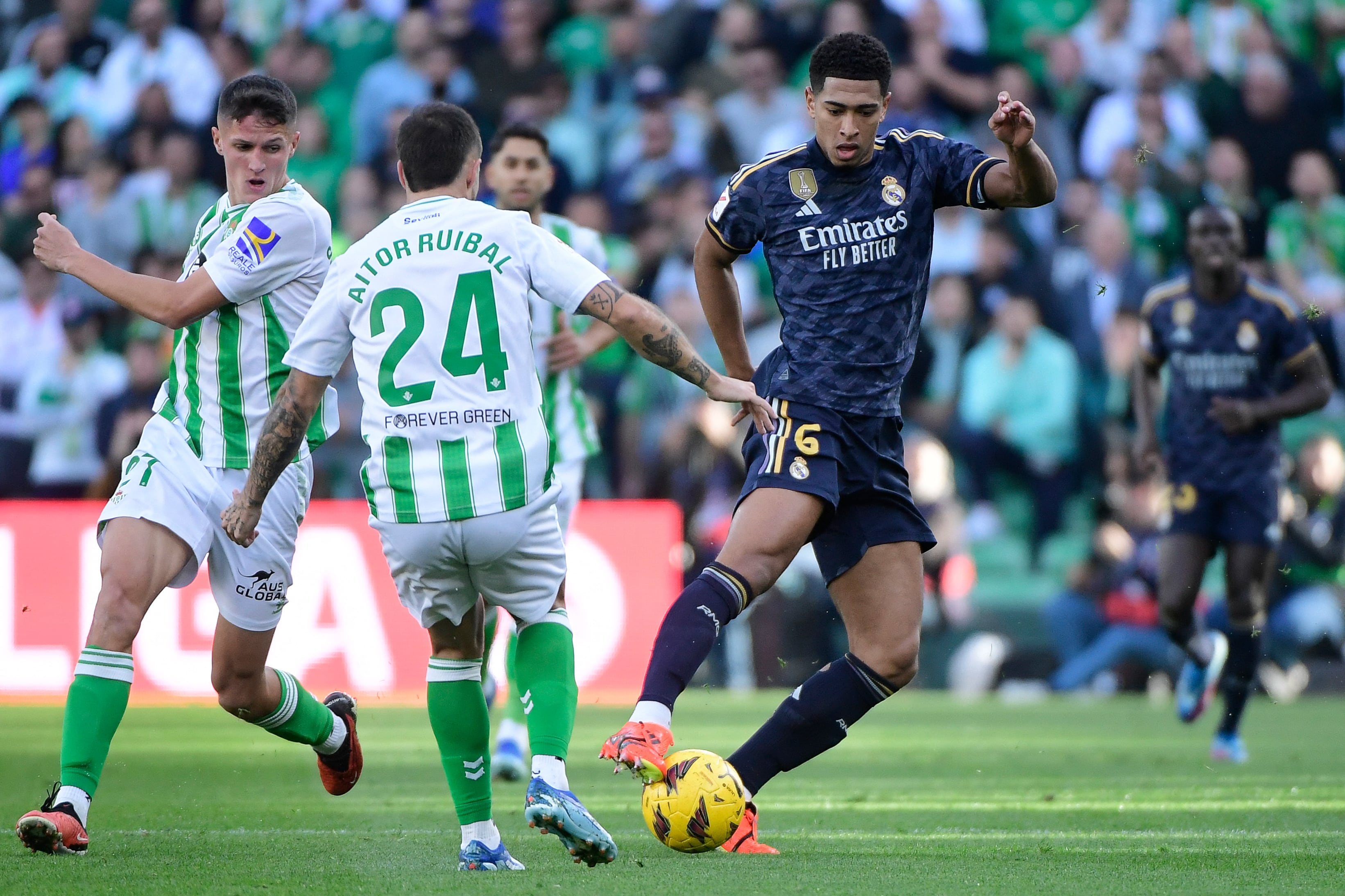 Jude Bellingham lucha el esférico con Aitor Ruibal en el encuentro de LaLiga en el Benito Villamarín entre el Real Betis y el Real Madrid. (Photo by CRISTINA QUICLER / AFP) (Photo by CRISTINA QUICLER/AFP via Getty Images)