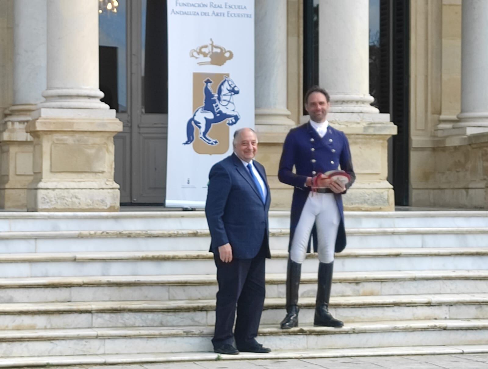 Federico Ruiz-Cortina, consejero de Radio Jerez, entregando uno de los trofeos en la Real Escuela Andaluza del Arte Ecuestre
