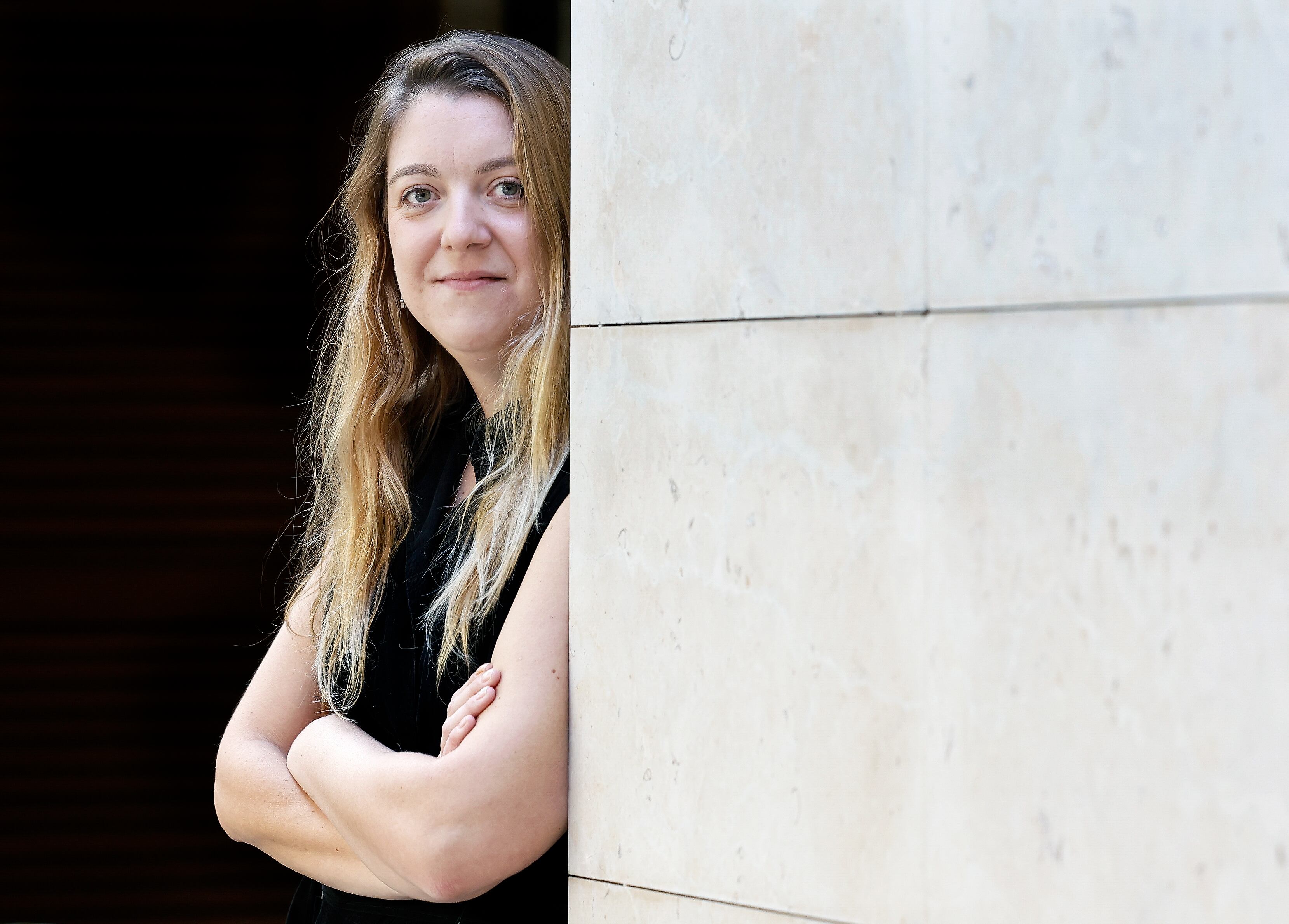 GRAFCAT2817. BARCELONA, 06/10/2025.- La filóloga e investigadora menorquina Natalia Castro Picón ha ganado la 53ª edición del Premio Anagrama de Ensayo, dotado con 10.000 euros, con la obra &#039;La fiesta del fin del mundo&#039;, en la que reflexiona sobre los períodos apocalípticos asociados a la última crisis económica y a la pandemia de covid y sus derivas. EFE/Andreu Dalmau
