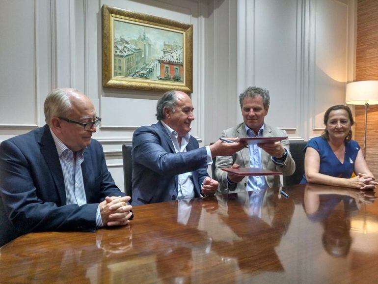 El alcalde de Algeciras y el Director General de Vopak firman el convenio 