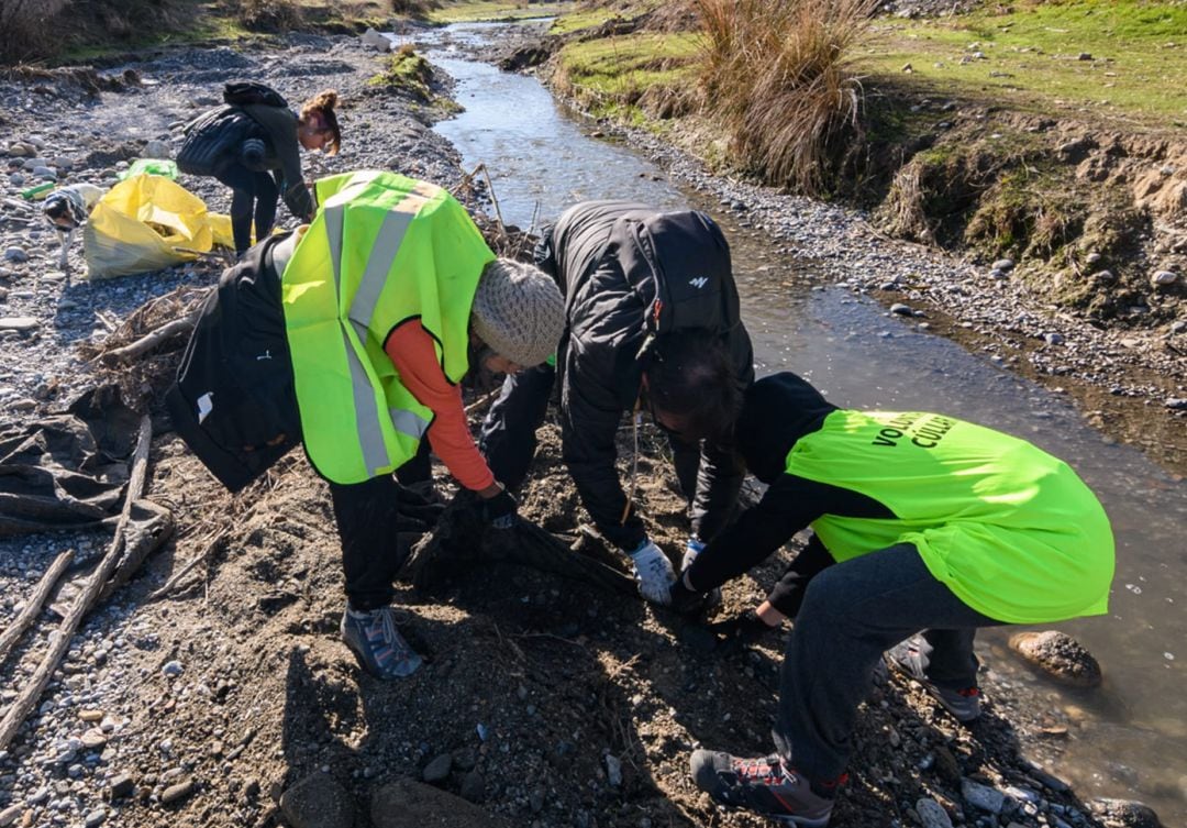 Vecinos del río Dílar limpian su cauce en un proyecto de renaturalización