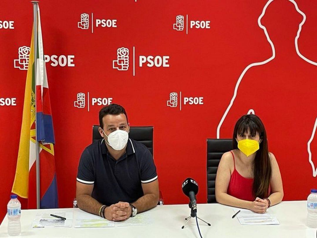 Javier Perales y Pepi Pérez, secretario general y secretaria de educación del PSOE de Linares.