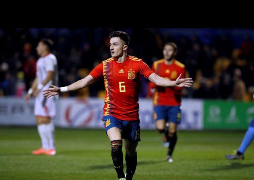 Manu García celebra su gol en su debut con la selección española sub 21. 