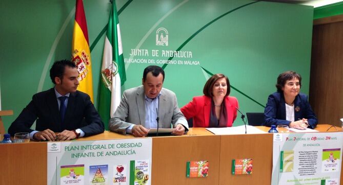 La consejera de Salud, María José Sánchez (segunda por la derecha), en su comparecencia en Málaga