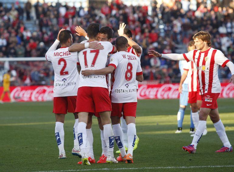 Los jugadores del Almería celebran el gol marcado por Edgar Méndez