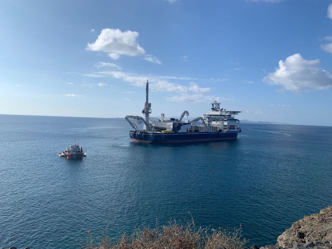 El barco iniciando los trabajos.