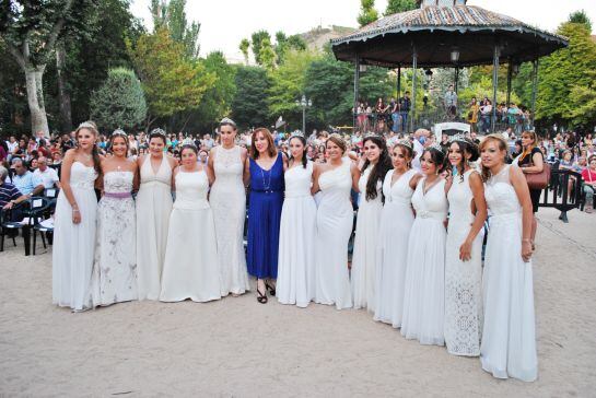 La pregonera, Pilar Ruipérez, junto a las 12 damas de honor de San Julián