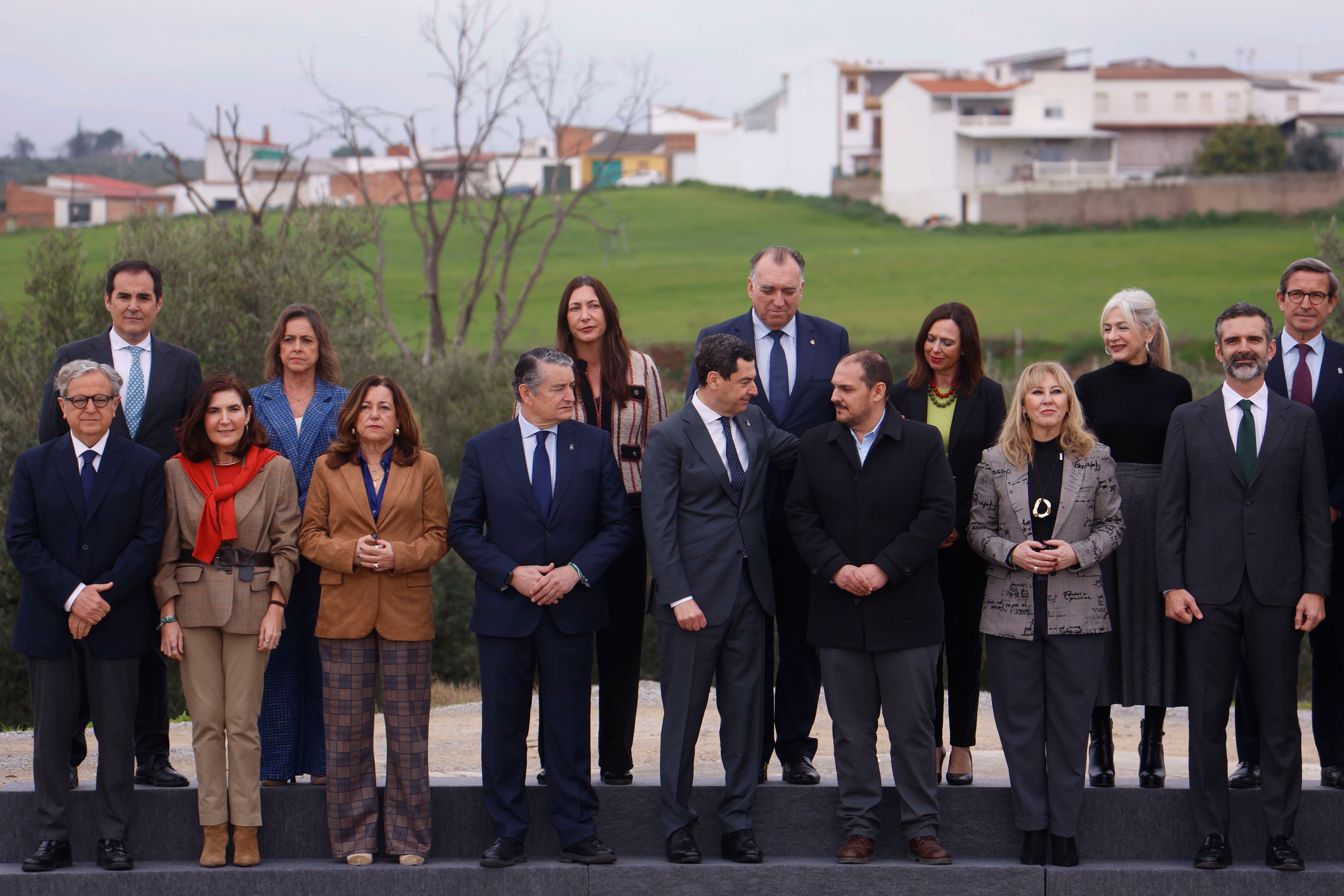 El presidente de la Junta de Andalucía Juanma Moreno, preside el Consejo de Gobierno de la Junta de Andalucía, que celebra su reunión ordinaria en el Centro del Olivar de la Sierra de Adamuz.-EFE/ Salas