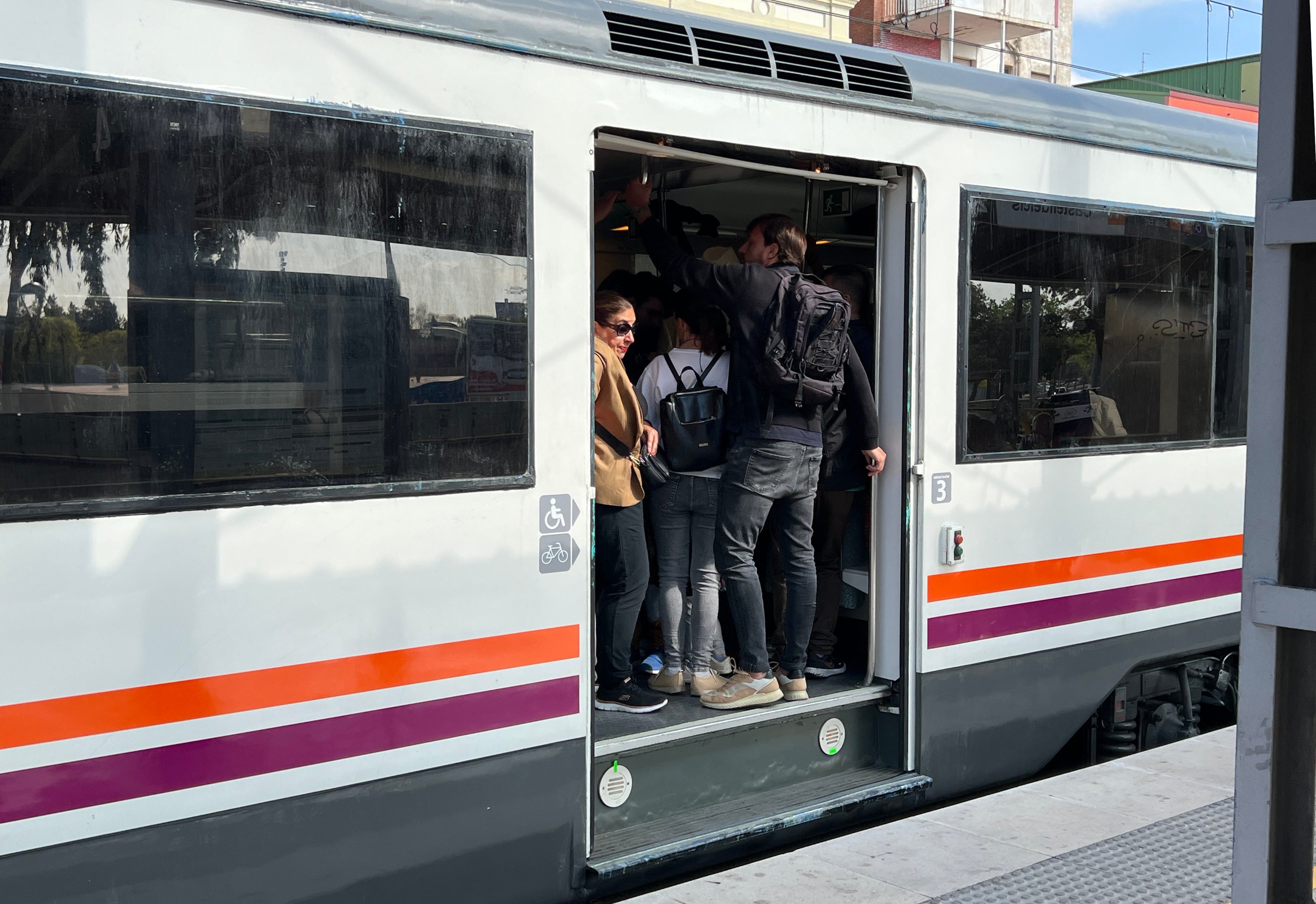 Passatgers esperant a l&#039;estació de Castelldefels de l&#039;R2 de Rodalies aquest dimarts.