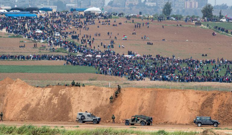 Palestinos se reúnen en Gaza cerca de la frontera con Israel.