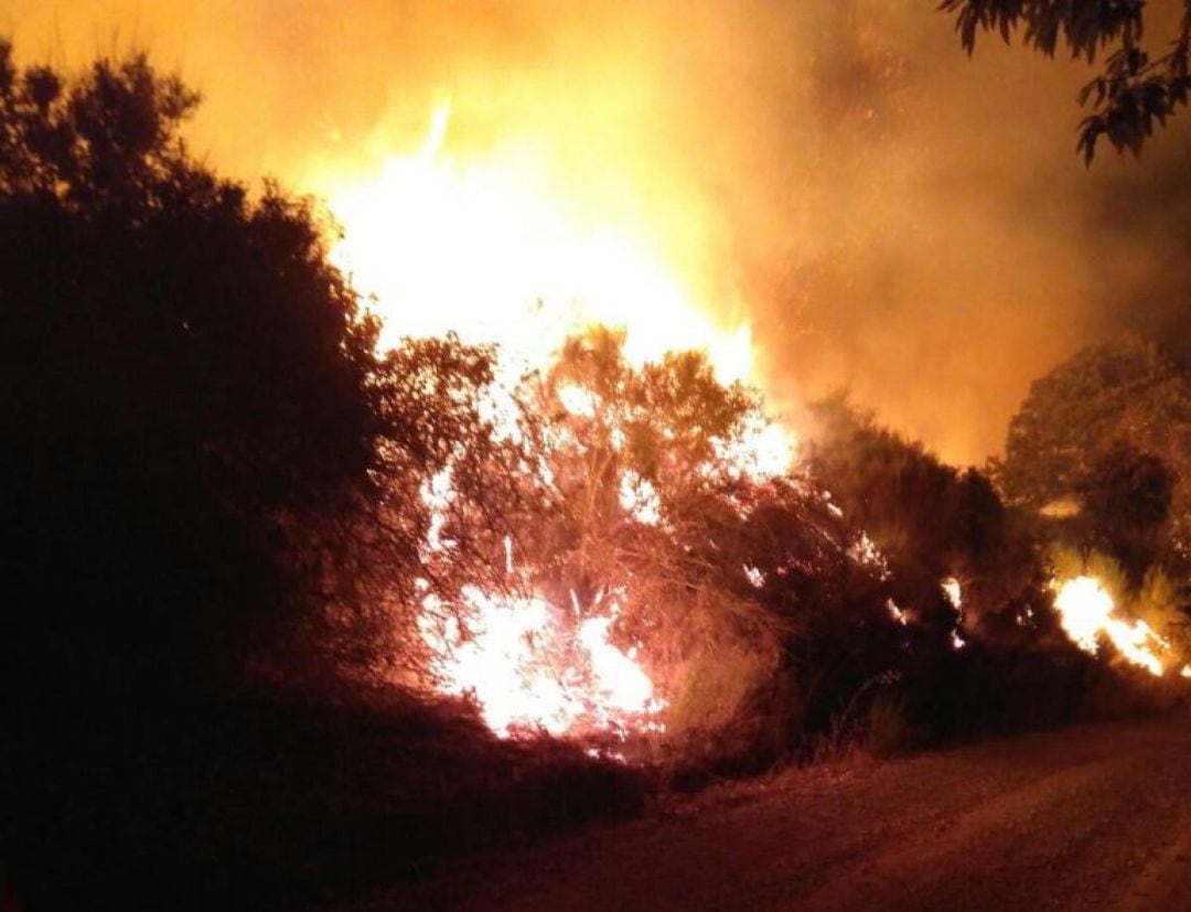 Un incendio nocturno registrado el pasado año en Las Médulas