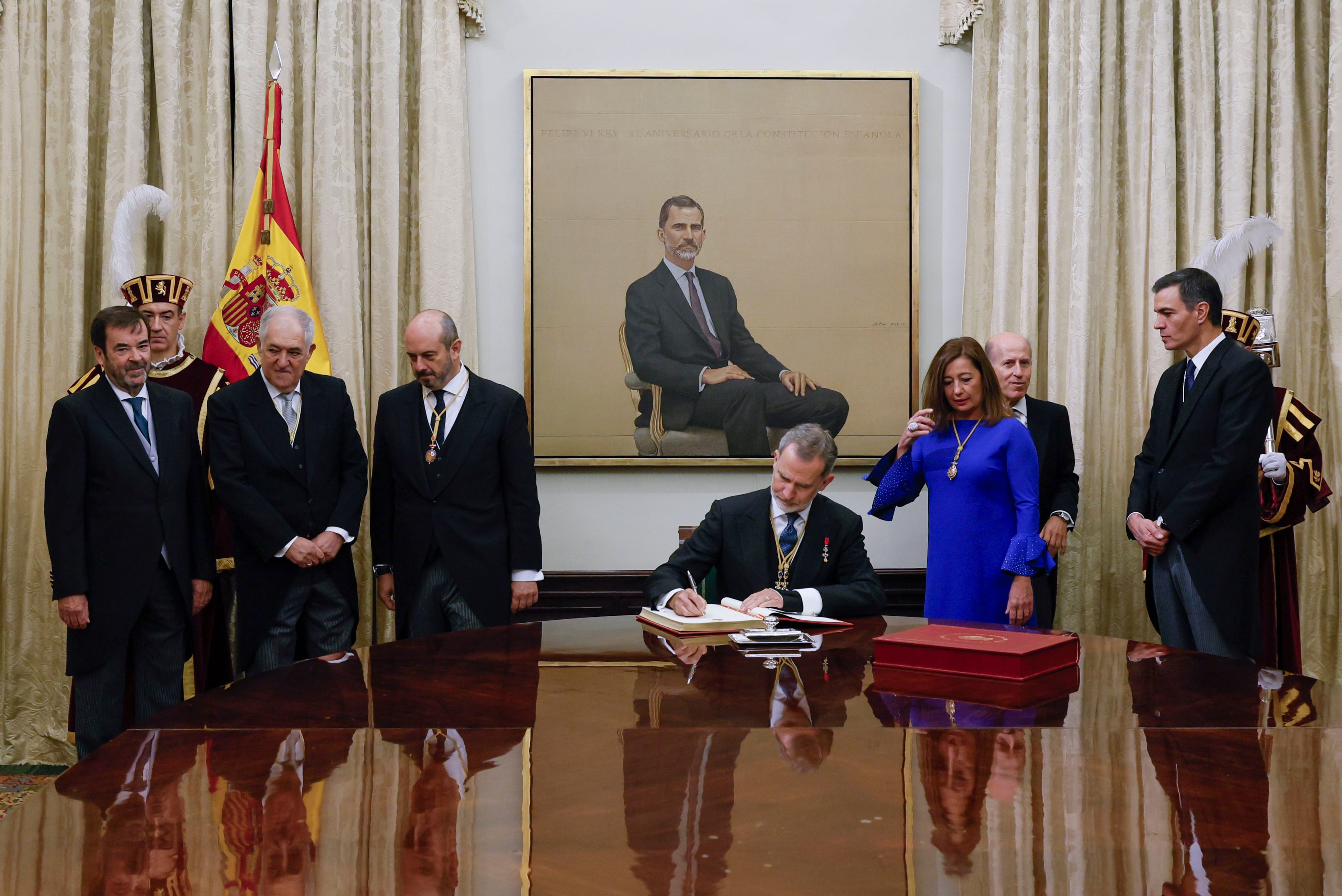 El rey Felipe firma el libro de honor del Congreso.