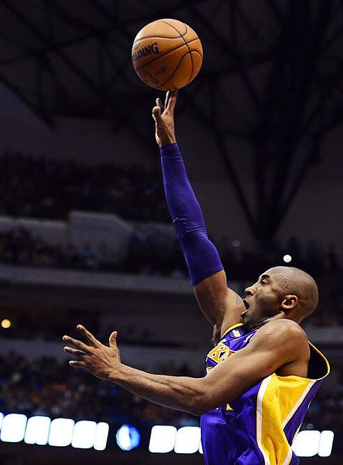 Kobe Bryant entra a canasta