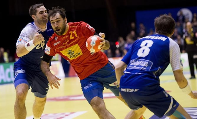 El central español Joan Cañellas, en acción ante los islandeses Bjarki Mar Gunnarsson y Porir Olafsson durante el partido del grupo B de la primera fase del Europeo de balonmano de Dinamarca que ambas selecciones han disputado en Aalborg (Dinamarca).