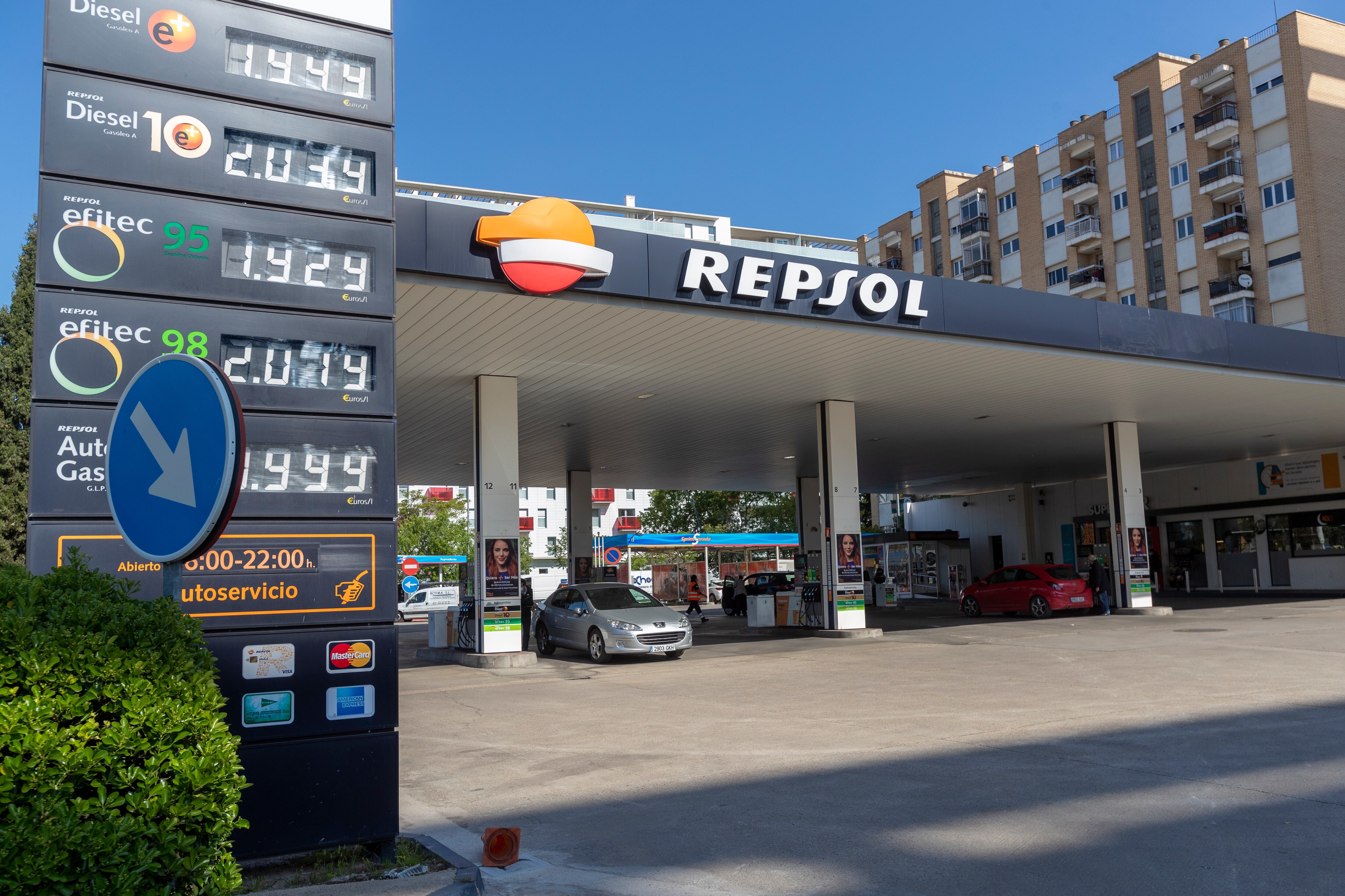 Precios de la gasolina y el diésel por encima de los 2 euros el litro en una estación de servicio de Zaragoza.