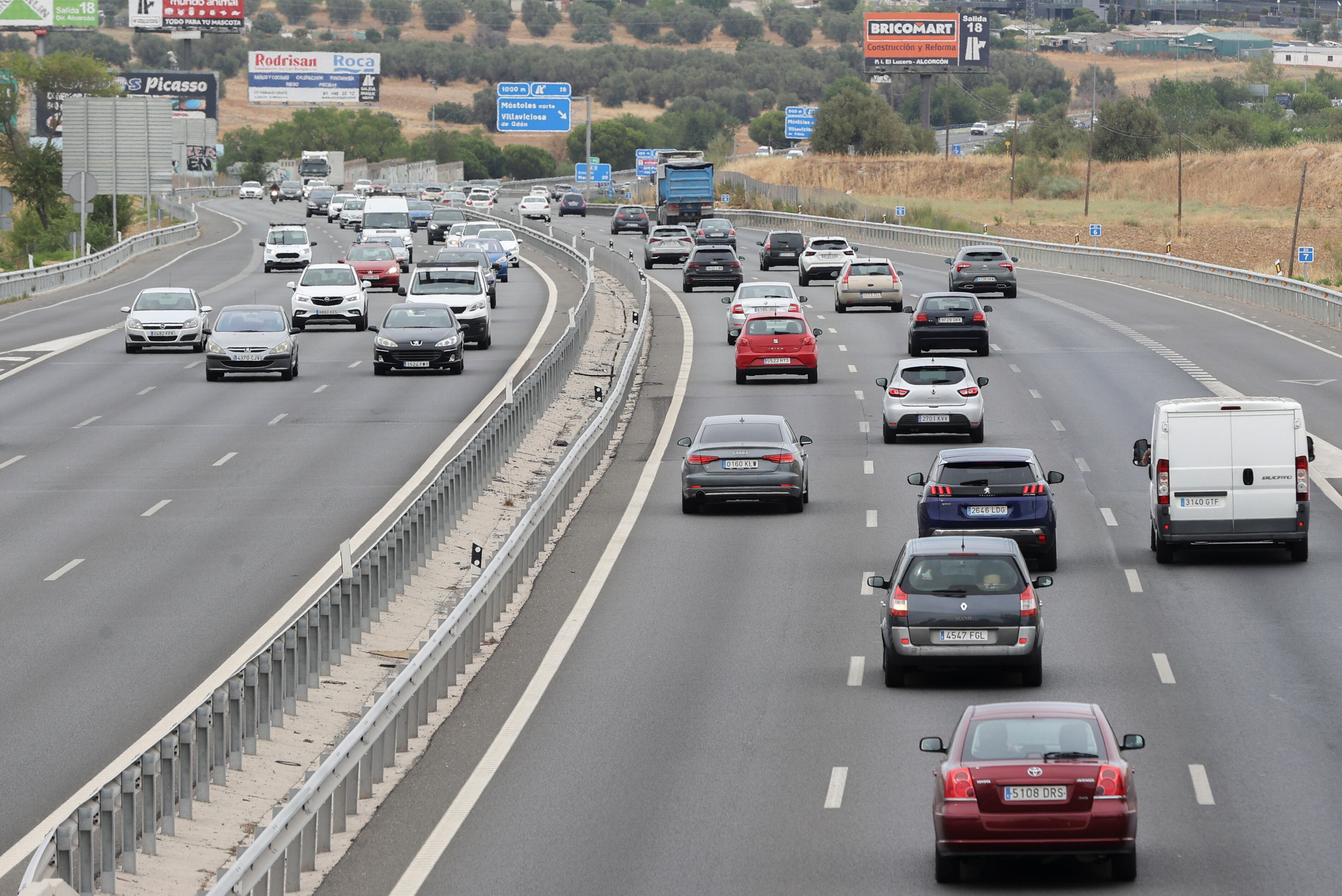 Varios vehículos circulan por la autovía A-5 con motivo de la Operación especial de tráfico por el retorno de las vacaciones estivales que ha comenzado este viernes.