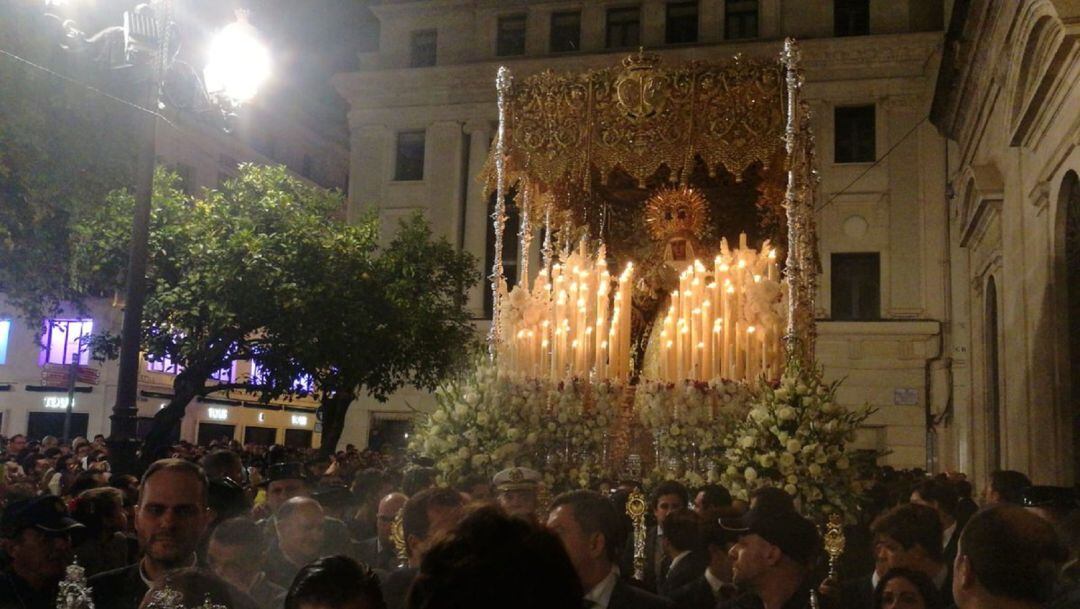 El palio de la Esperanza de Triana llegando en la tarde noche del jueves a la fachada del Ayuntamiento de Sevilla