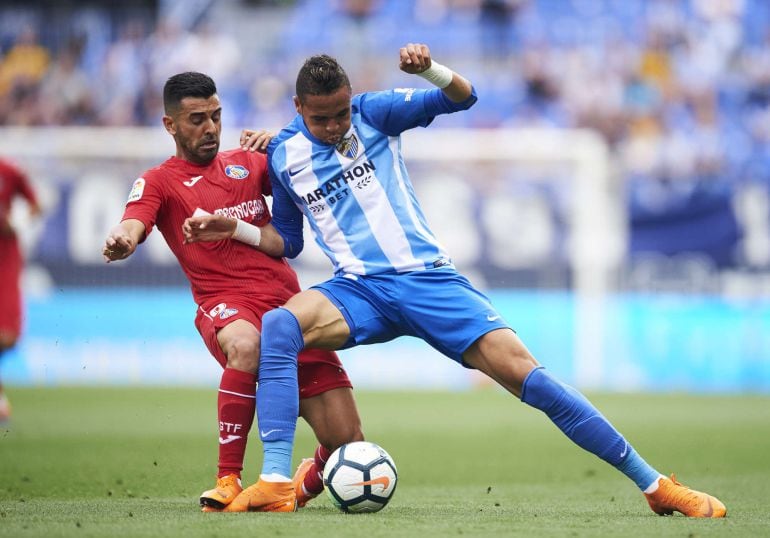 En Nesyri protege la pelota ante Ángel en el último partido de la Liga
