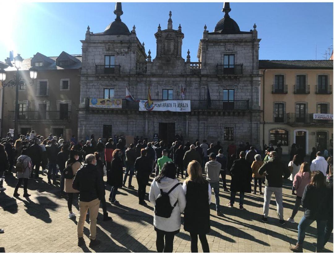 La protesta a las puertas del ayuntamiento de Ponferrada