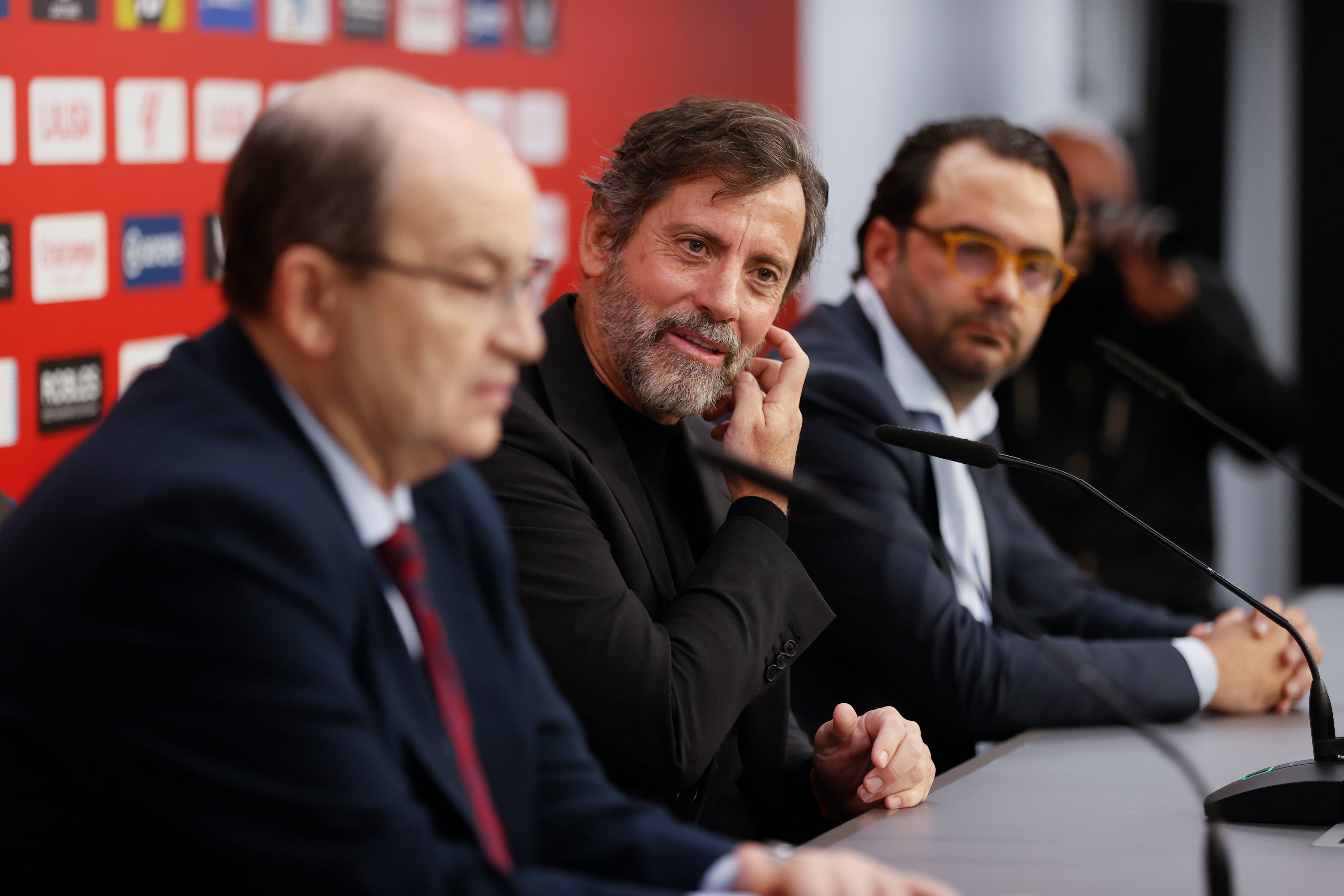 SEVILLA, 18/12/2023.- El nuevo entrenador del Sevilla FC Quique Sánchez Flores (c), acompañado por el presidente del club José Castro (i) y por el director deportivo Víctor Orta, durante su presentación este lunes en Sevilla. EFE/José Manuel Vidal
