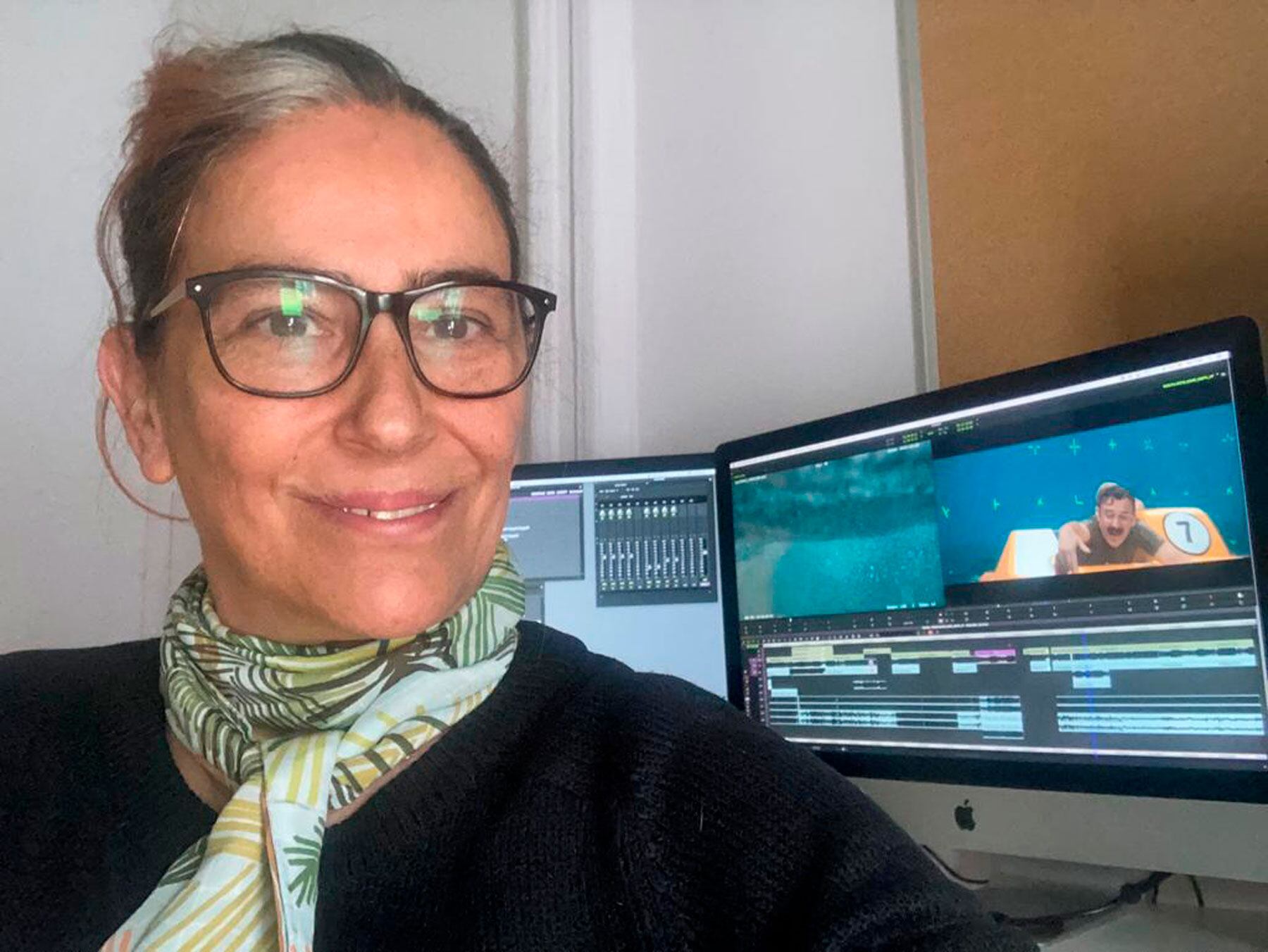 Mapa Pastor en su estudio de trabajo en pleno montaje de una película