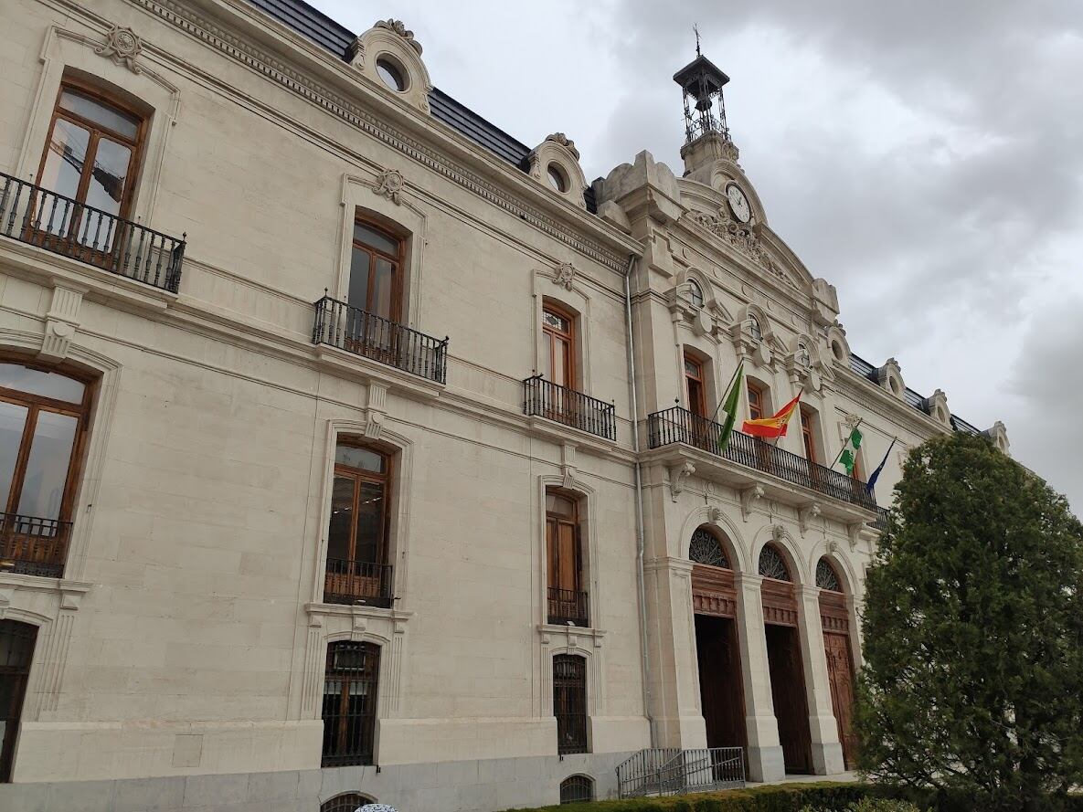 Fachada del magnífico edificio de la Diputación Provincial de Jaén en un día nublado